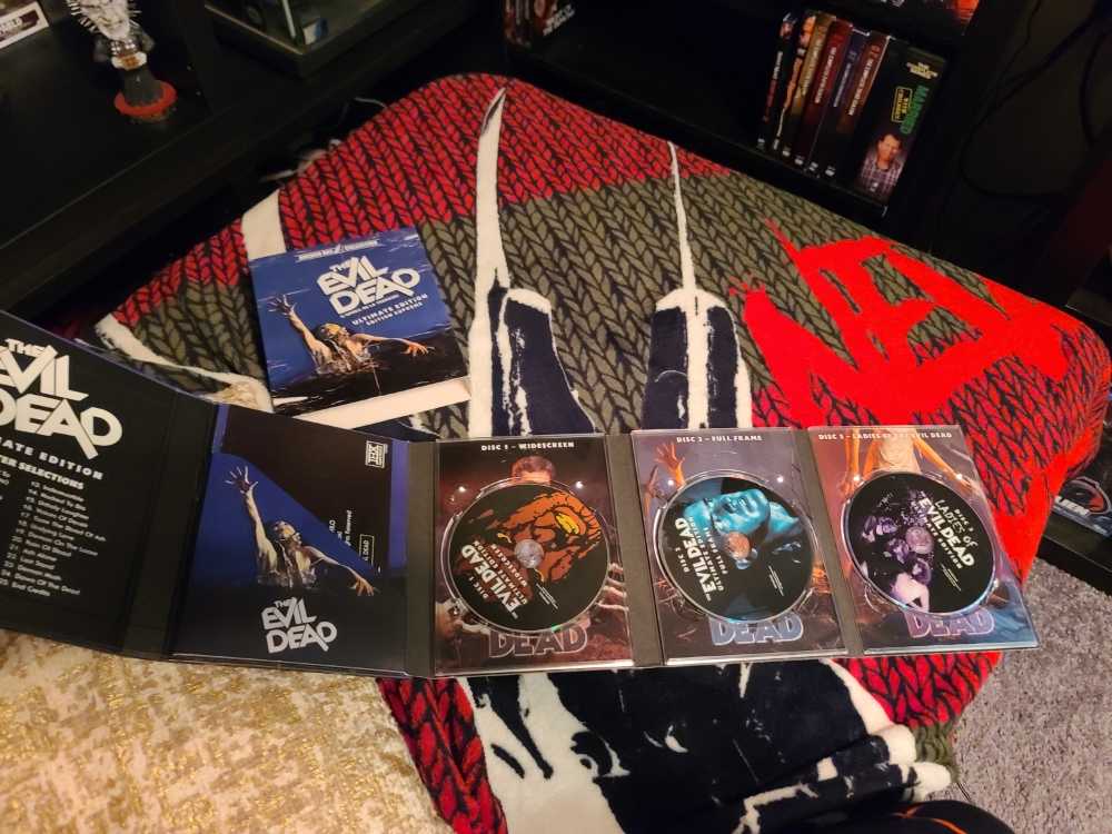 The Evil Dead: Ultimate Edition - Anchor Bay (Horror) action figure collectible [Barcode 013131570298] - Main Image 3