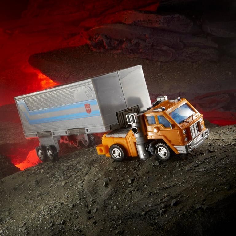 Huffer - Hasbro (Kingdom) action figure collectible [Barcode 5010993782253] - Main Image 4