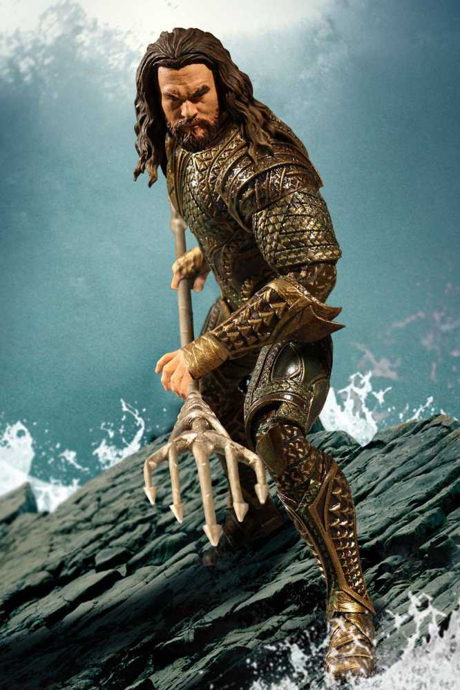 Mezco One:12 Aquaman (Justice League) - Mezco Toyz (Justice League - Movie) action figure collectible [Barcode 696198767209] - Main Image 3