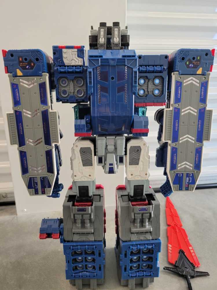 Fortress Maximus SDCC - Hasbro (Titans Return) action figure collectible [Barcode 630509429028] - Main Image 3