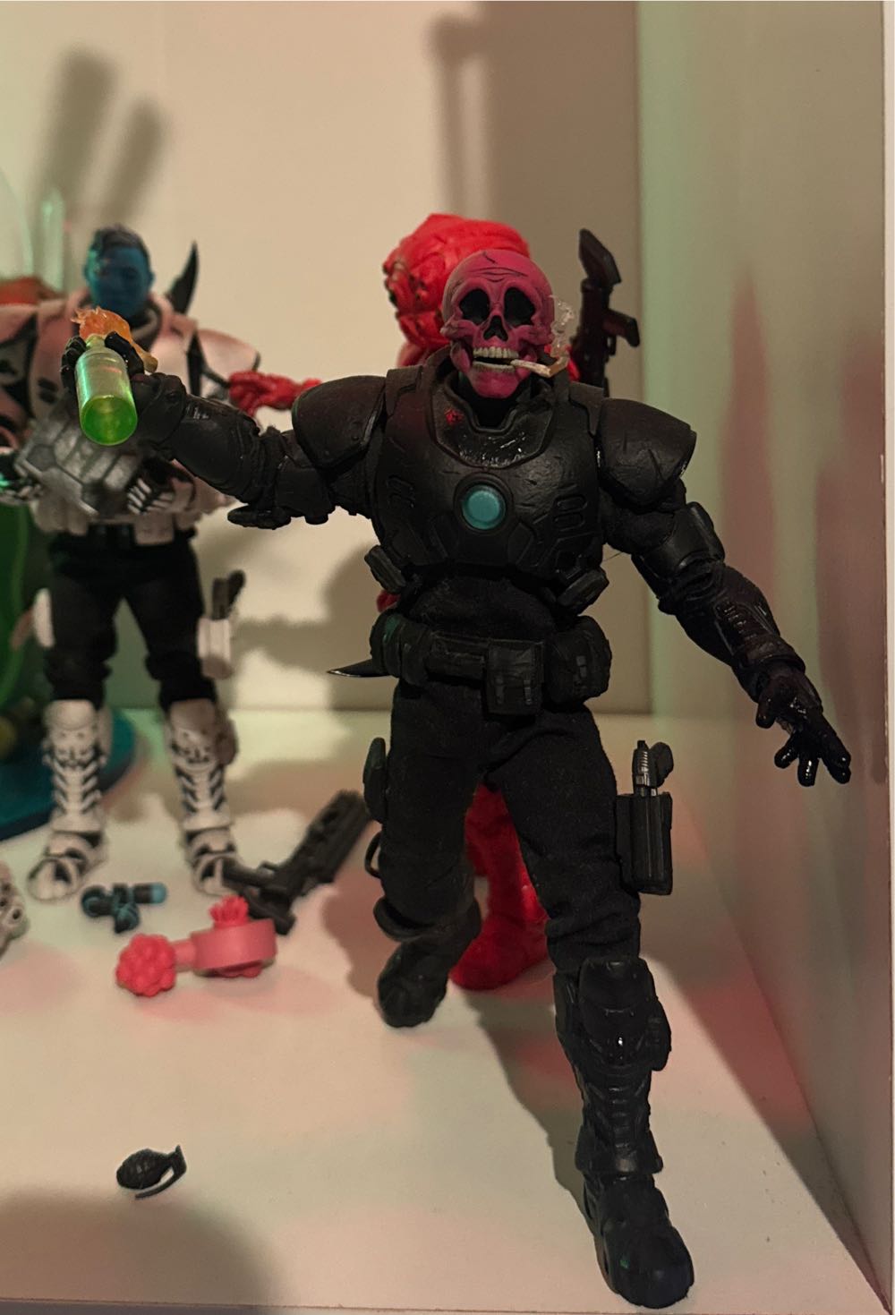 Mezco One:12 Collective Rumble Society: Krig 13 [The Black Spartan] - Mezco (Mezco (Rumble Society)) action figure collectible [Barcode 696198120035] - Main Image 3