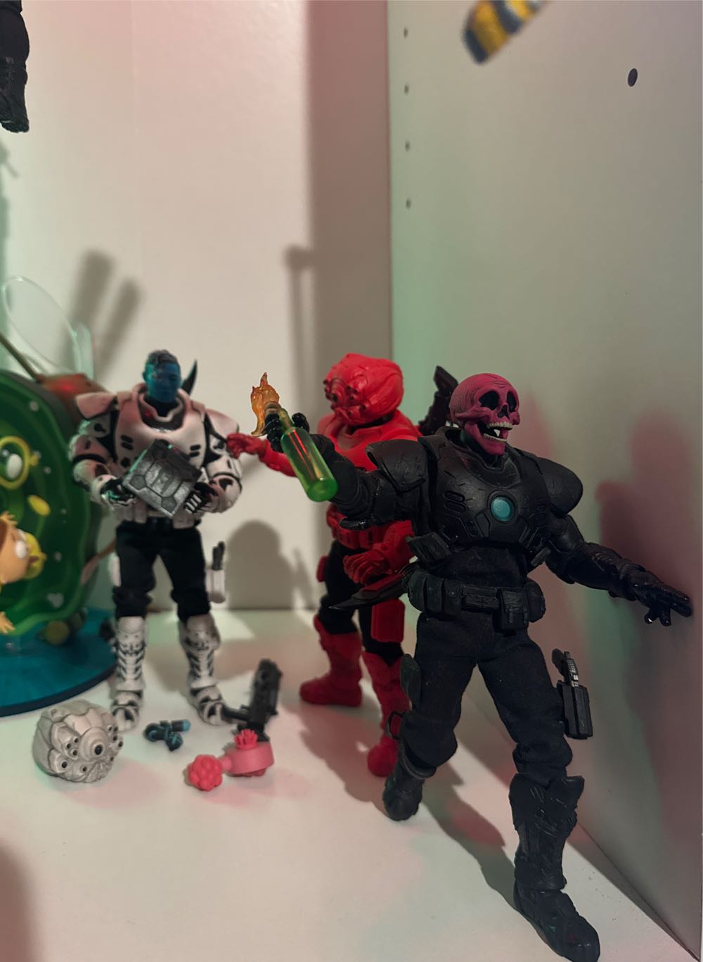 Mezco One:12 Collective Rumble Society: Krig 13 [The Black Spartan] - Mezco (Mezco (Rumble Society)) action figure collectible [Barcode 696198120035] - Main Image 4