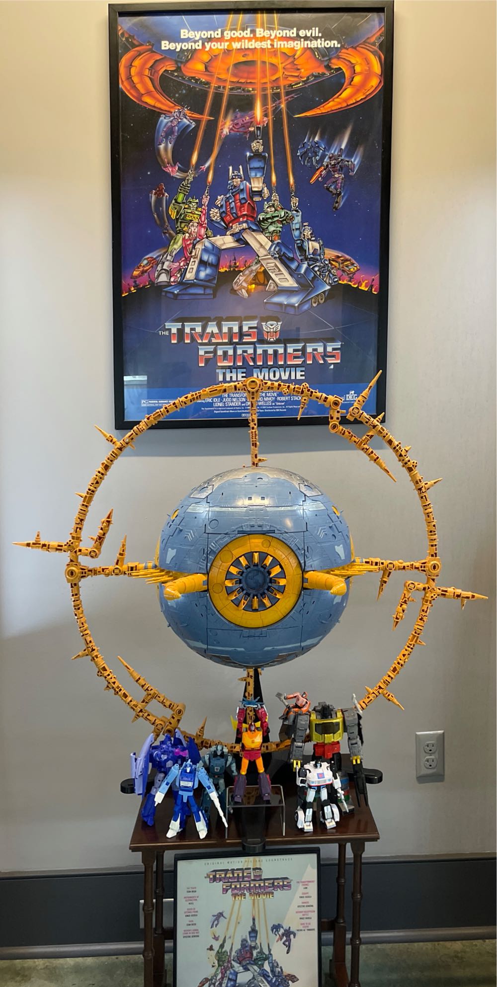 Unicron WFC - Hasbro action figure collectible [Barcode 630509935253] - Main Image 2