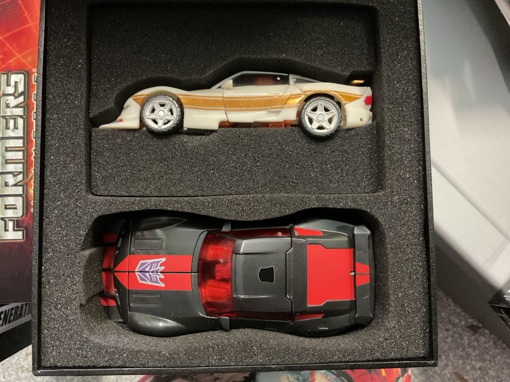 Transformers TFCC Timelines Over-Run (Runabout & Runamuck)  (Transformers Collectors Club) action figure collectible - Main Image 3