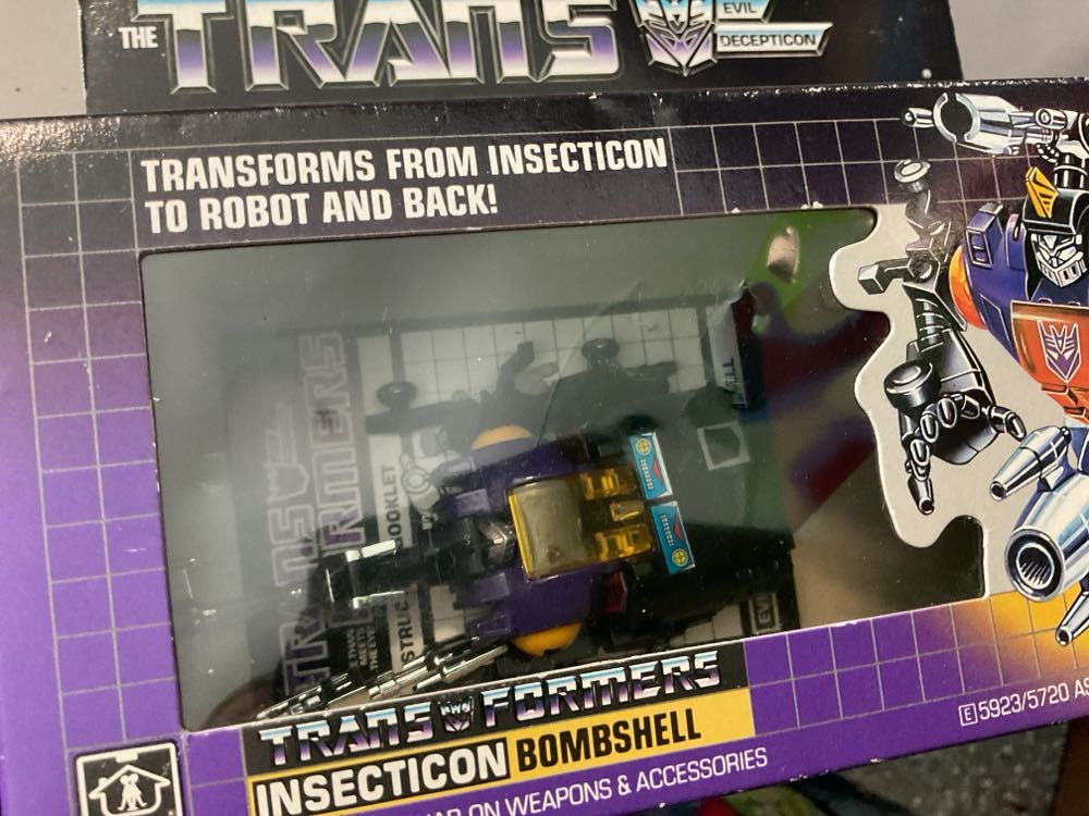 Bombshell Insecticon G1 - Hasbro (Transformers G1) action figure collectible [Barcode 038976059234] - Main Image 4