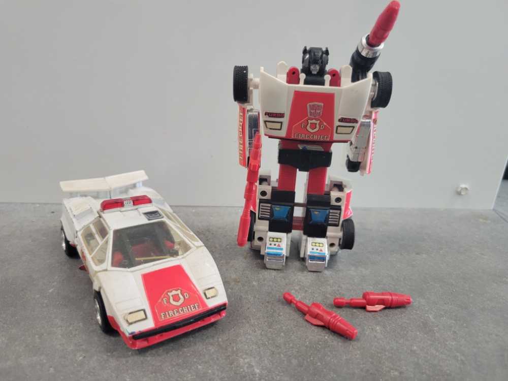 Red Alert 2nd Robot Mode - Hasbro (1985) action figure collectible - Main Image 4