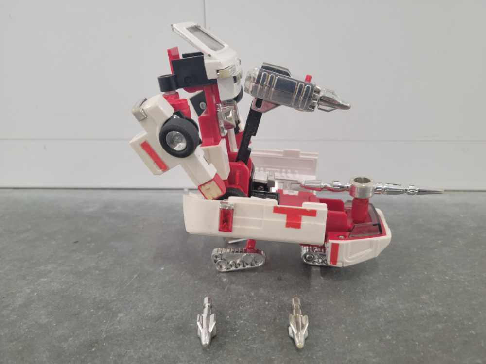 Ratchet 1st Red Cross Varient Robot Mode 1984 Cars - Hasbro (1984) action figure collectible - Main Image 3