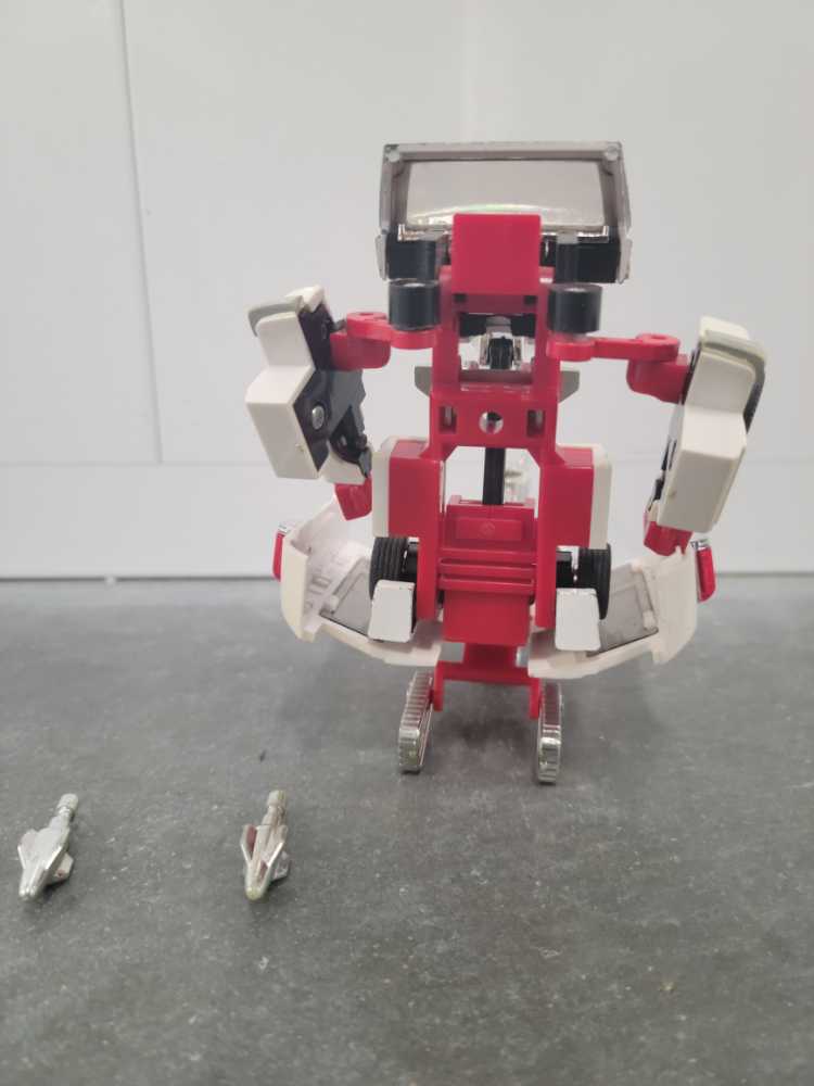 Ratchet 1st Red Cross Varient Robot Mode 1984 Cars - Hasbro (1984) action figure collectible - Main Image 4