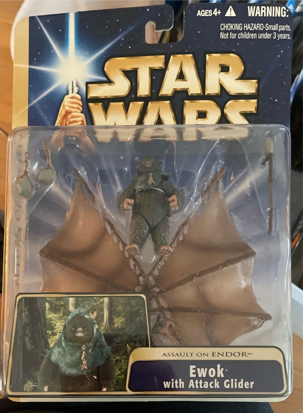 Blue Card Deluxe - Ewok with Attack Glider - Hasbro (Ultra Deluxe) action figure collectible - Main Image 2