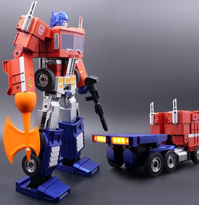Optimus Prime - Robosen action figure collectible - Main Image 2