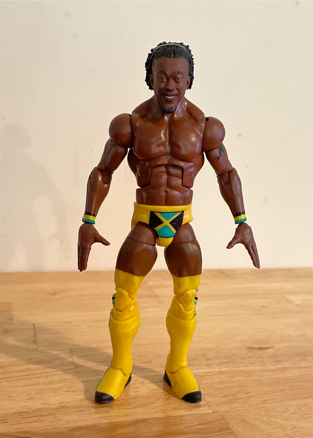KOFI KINGSTON - WWE ELITE COLLECTION DECADE OF DOMINATION SERIES 2 (WITH PANTS OFF, EXCLUSIVE) - Mattel (Attire Date: 2008–2009 @ WWE SmackDown) action figure collectible [Barcode 887961906561] - Main Image 3