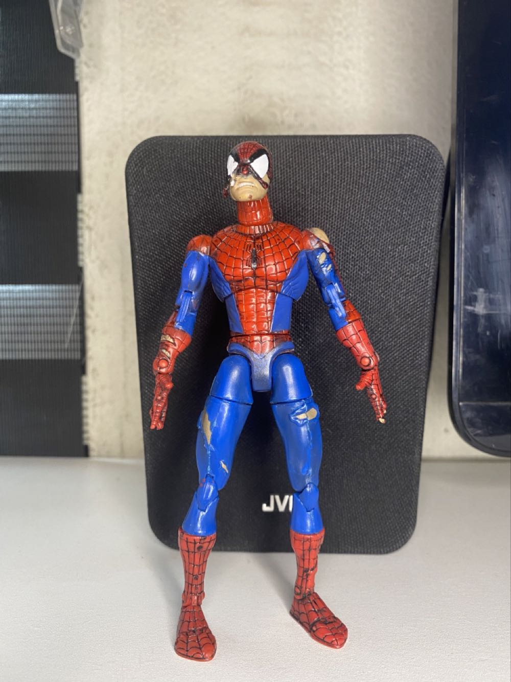 Spider-Man Damaged - Toy Biz (Marvel Legends) action figure collectible - Main Image 2