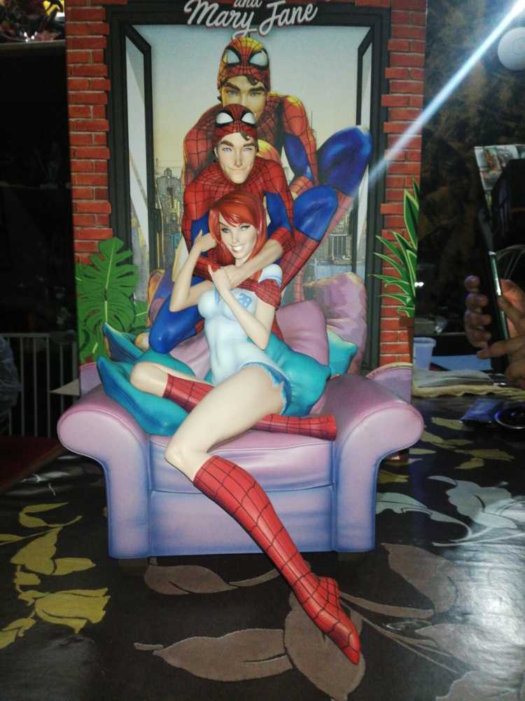 Spider-Man & Mary Jane Maquette - Sideshow Collectibles (J.Scott Campbell Collection (Limited to 2500)) action figure collectible [Barcode 747720239913] - Main Image 2