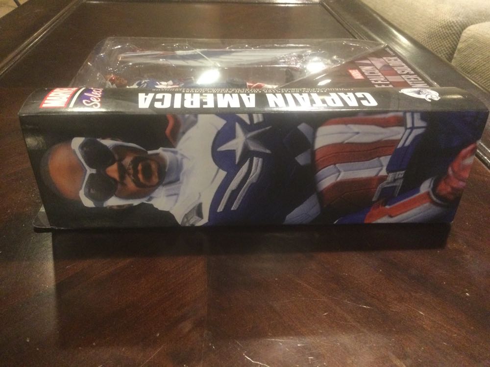 Captain America (Sam Wilson) - Diamond Select (Marvel Select) action figure collectible [Barcode 461011942138] - Main Image 3