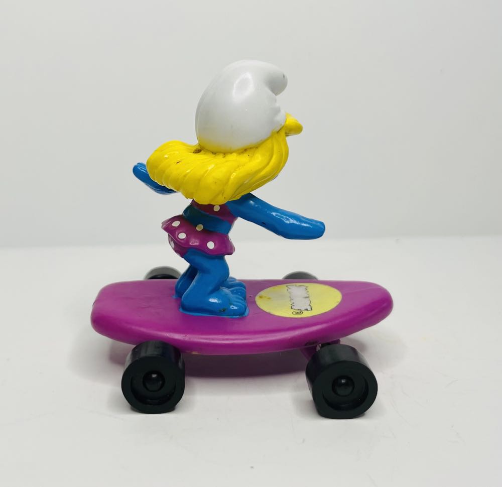Smurfette on Skateboard - Peyo (The Smurfs) action figure collectible - Main Image 2