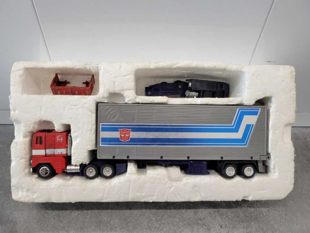Optimus Prime Leader 6th Original Missing Gun, Missiles, Gas Pump And Hose - Hasbro (1984) action figure collectible - Main Image 2