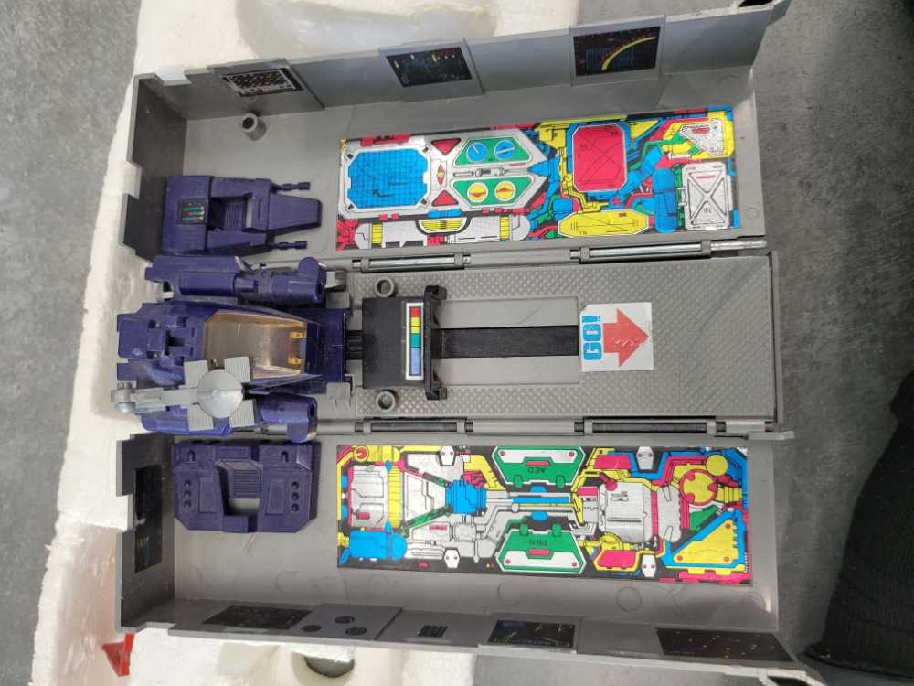 Optimus Prime Leader 6th Original Missing Gun, Missiles, Gas Pump And Hose - Hasbro (1984) action figure collectible - Main Image 4