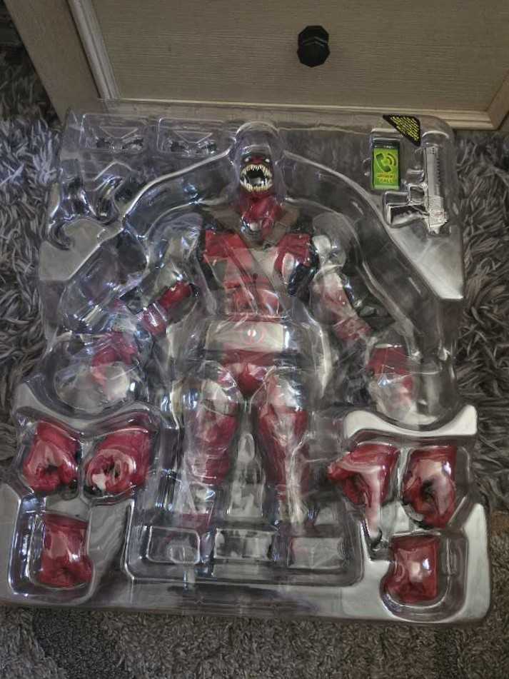 Hot Toys Marvel Venompool  action figure collectible [Barcode 4895228602510] - Main Image 3
