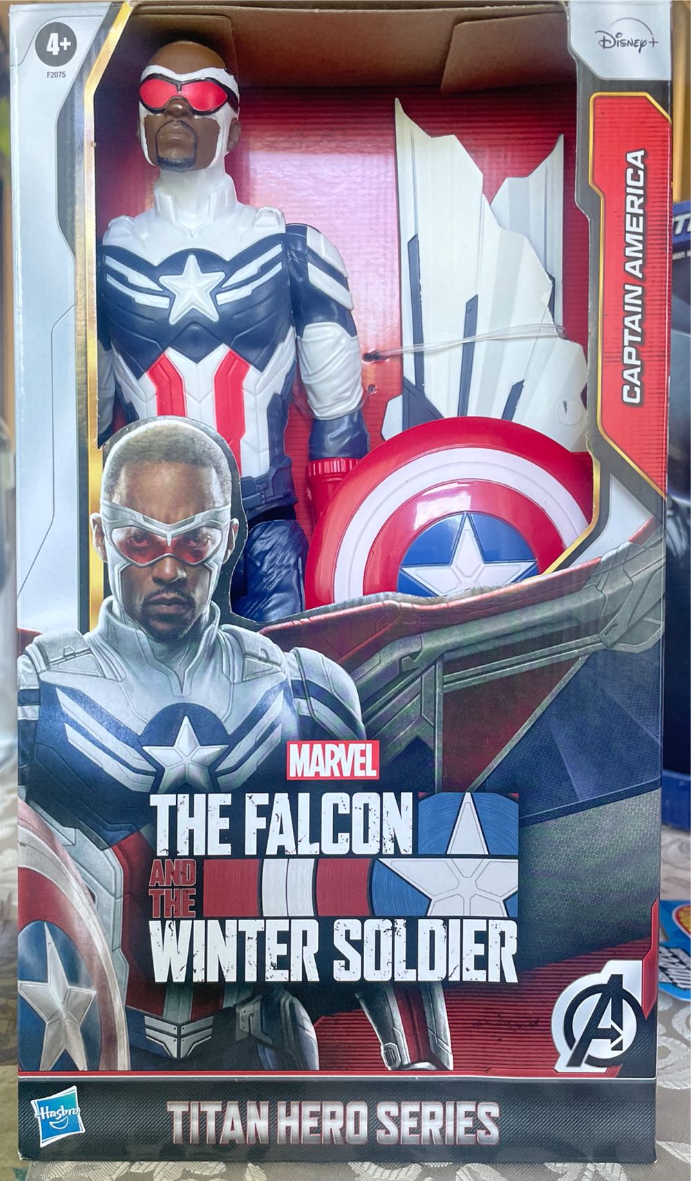 Captain America (Sam Wilson - With Wings) - Hasbro (Titan Hero Series) action figure collectible [Barcode 5010993818679] - Main Image 3
