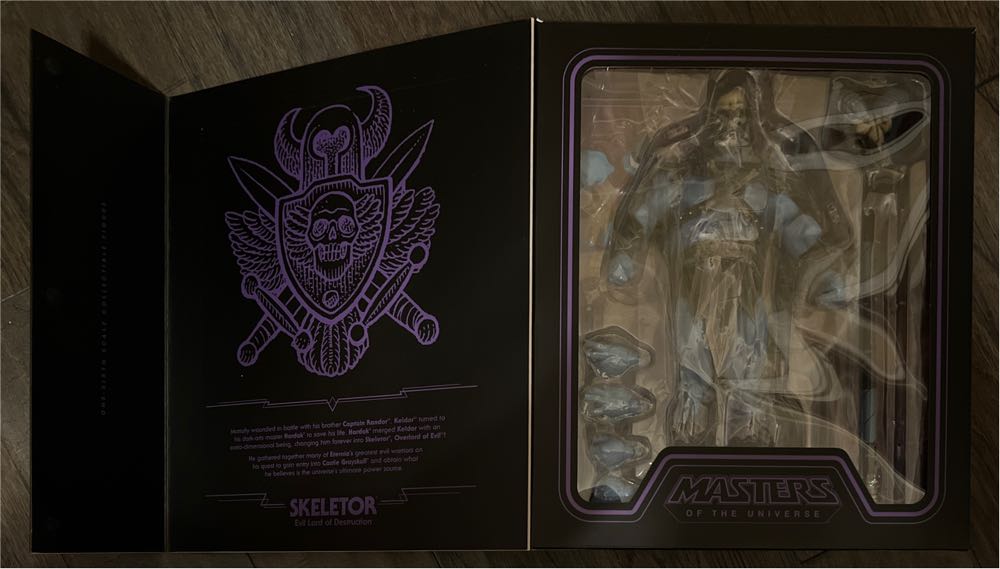 Skeletor GID Hot Topic - Mondo (Mondo - Masters Of The Universe) action figure collectible - Main Image 2