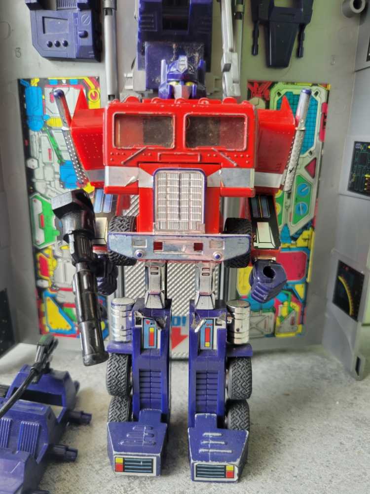 Optimus Prime Leader 4th Robot Mode  - Hasbro (1984) action figure collectible - Main Image 2