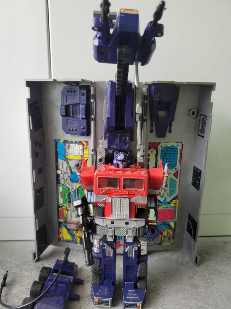 Optimus Prime Leader 4th Robot Mode  - Hasbro (1984) action figure collectible - Main Image 3