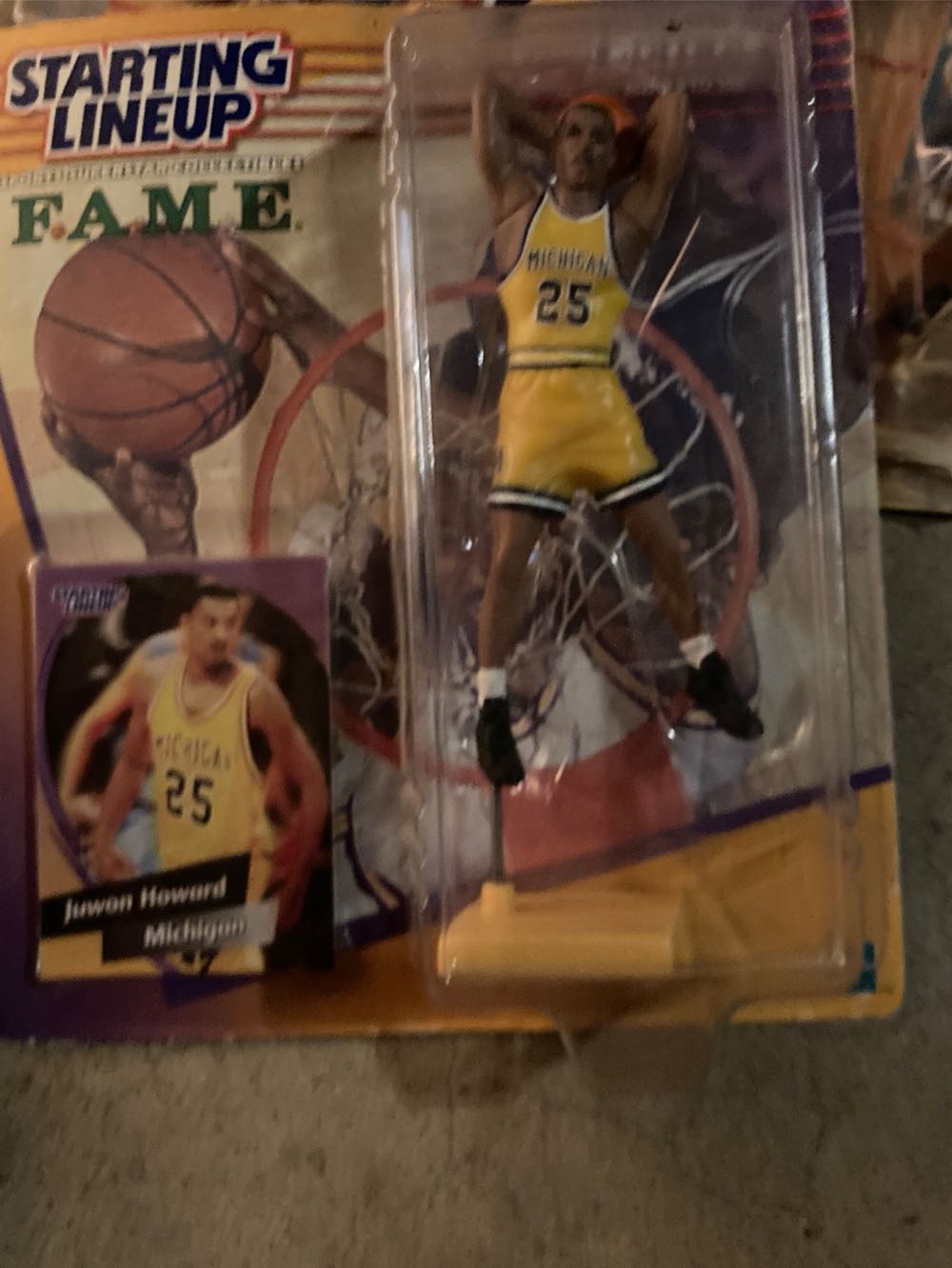 Juwan Howard University Of Michigan Wolverines Edition College Basketball Starting Lineup & Exclusive Collector Trading Card Nba  action figure collectible [Barcode 076281720470] - Main Image 3