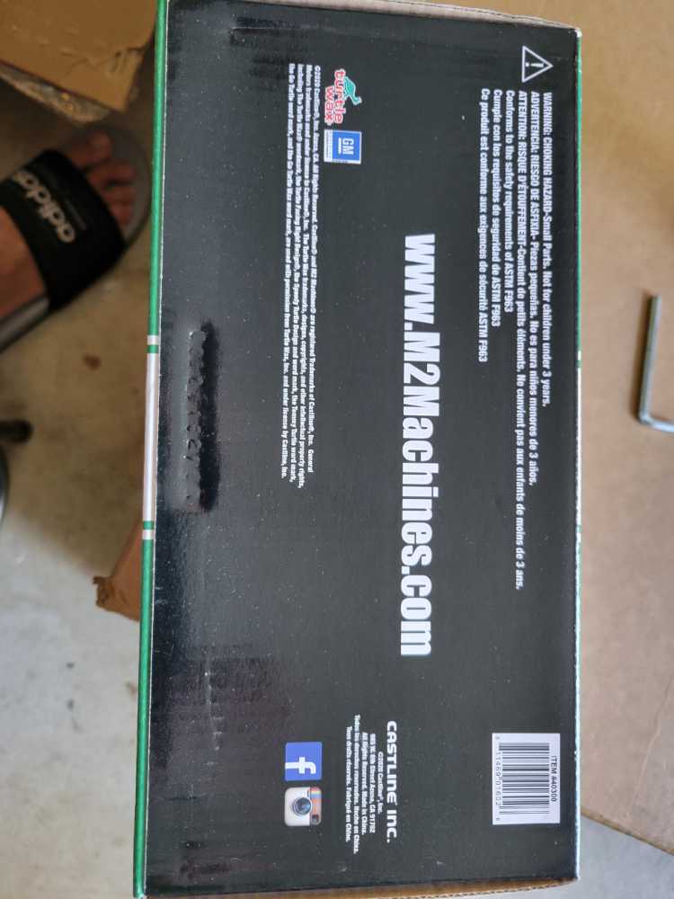 M2 Machines 1960 VW Delivery Van R88 21-13  action figure collectible [Barcode 811469016026] - Main Image 2