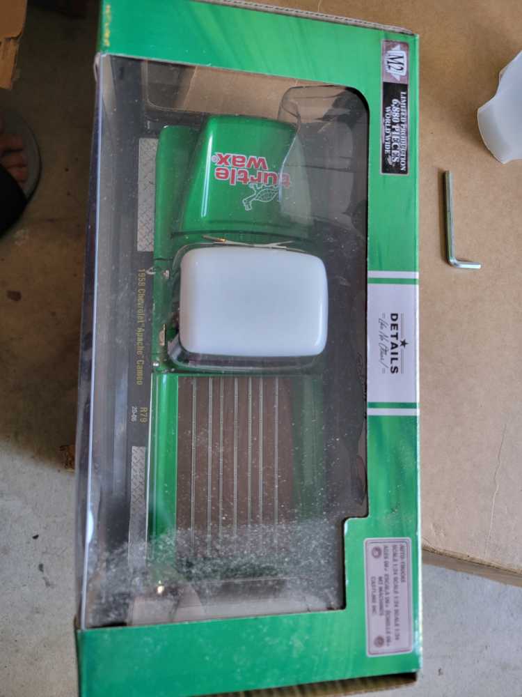 M2 Machines 1960 VW Delivery Van R88 21-13  action figure collectible [Barcode 811469016026] - Main Image 3