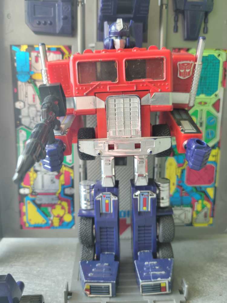 Optimus Prime Leader 1st Robot Mode Missing Gas Pump, Hose And Missile  - Hasbro (1984) action figure collectible - Main Image 2