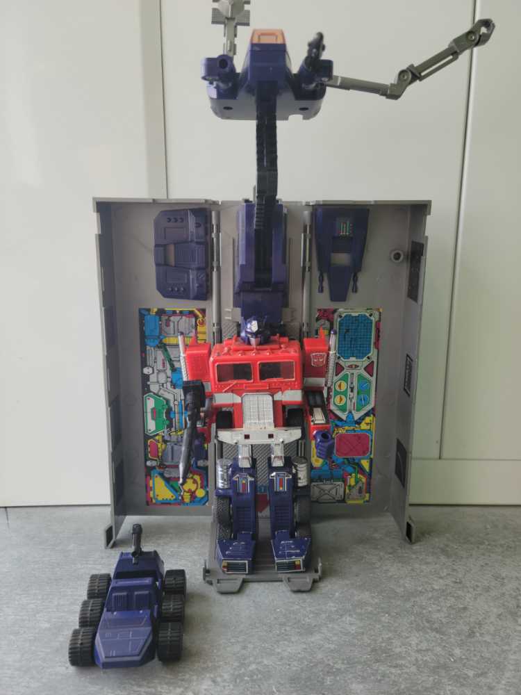 Optimus Prime Leader 1st Robot Mode Missing Gas Pump, Hose And Missile  - Hasbro (1984) action figure collectible - Main Image 3
