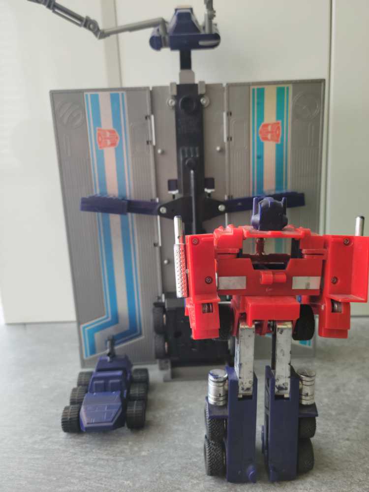 Optimus Prime Leader 1st Robot Mode Missing Gas Pump, Hose And Missile  - Hasbro (1984) action figure collectible - Main Image 4