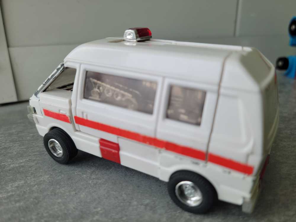 Ratchet 4th Red Cross Varient Vehicle Mode 1984 Cars - Hasbro (1984) action figure collectible - Main Image 2