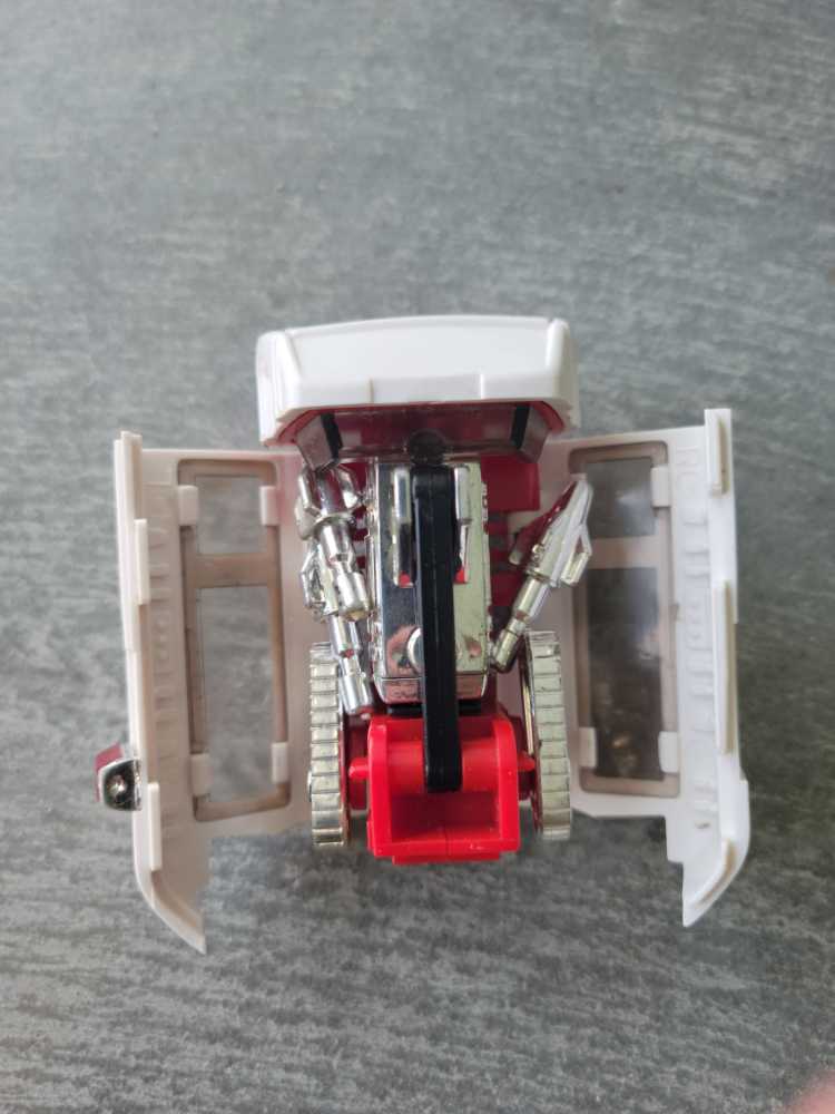 Ratchet 4th Red Cross Varient Vehicle Mode 1984 Cars - Hasbro (1984) action figure collectible - Main Image 3