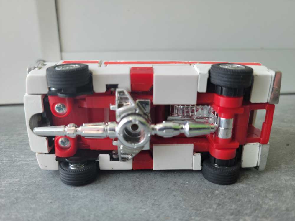 Ratchet 4th Red Cross Varient Vehicle Mode 1984 Cars - Hasbro (1984) action figure collectible - Main Image 4