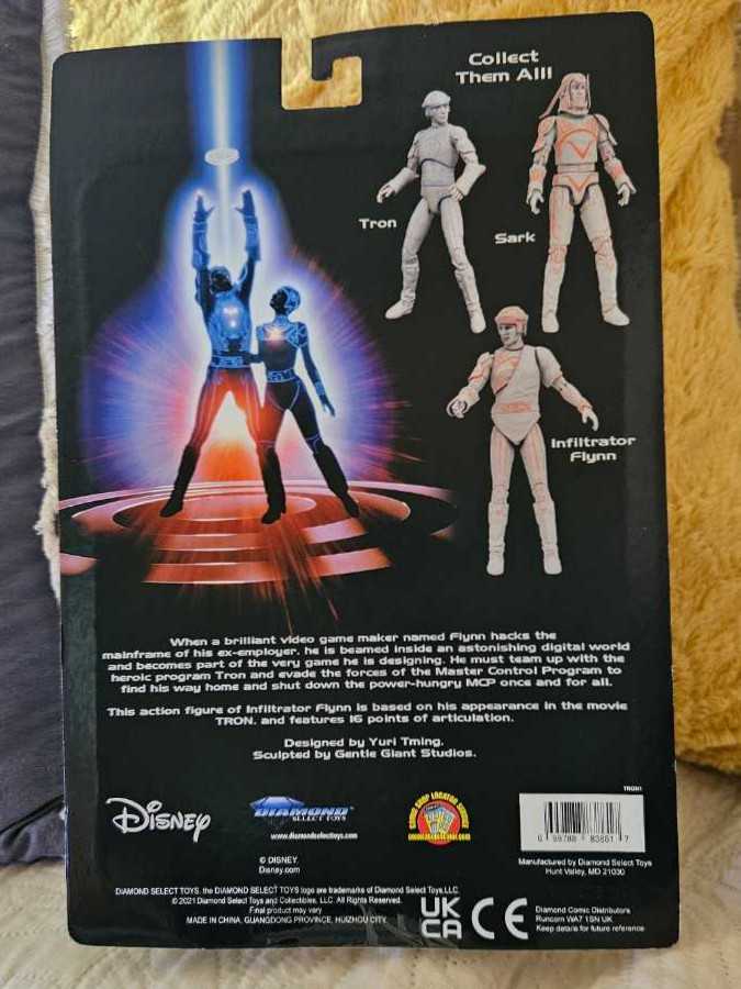 Tron: Infiltrator Flynn - Diamond Select (Tron) action figure collectible [Barcode 699788838617] - Main Image 2