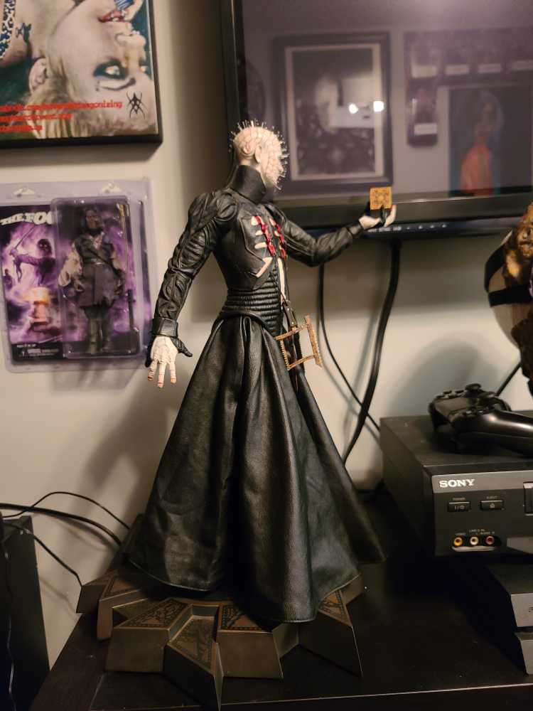 Sideshow Premium Format Pinhead Signed - Sideshow Collectibles (Horror) action figure collectible - Main Image 2