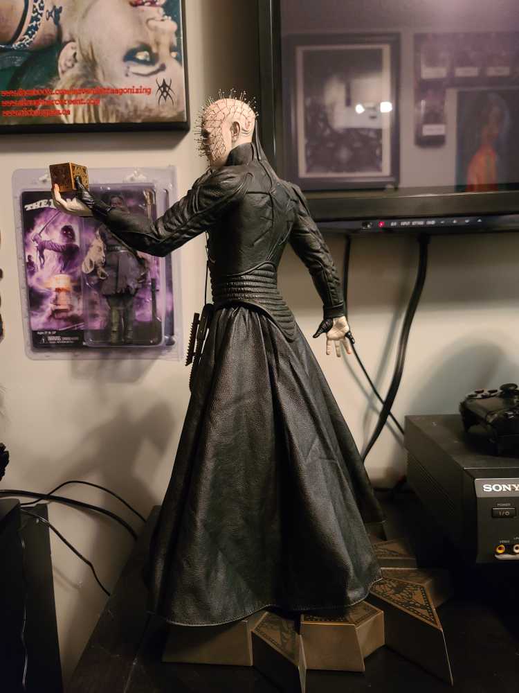 Sideshow Premium Format Pinhead Signed - Sideshow Collectibles (Horror) action figure collectible - Main Image 3