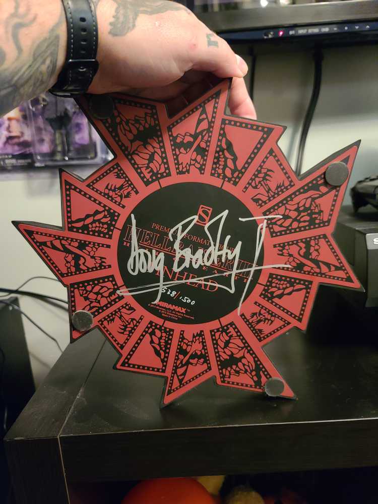 Sideshow Premium Format Pinhead Signed - Sideshow Collectibles (Horror) action figure collectible - Main Image 4