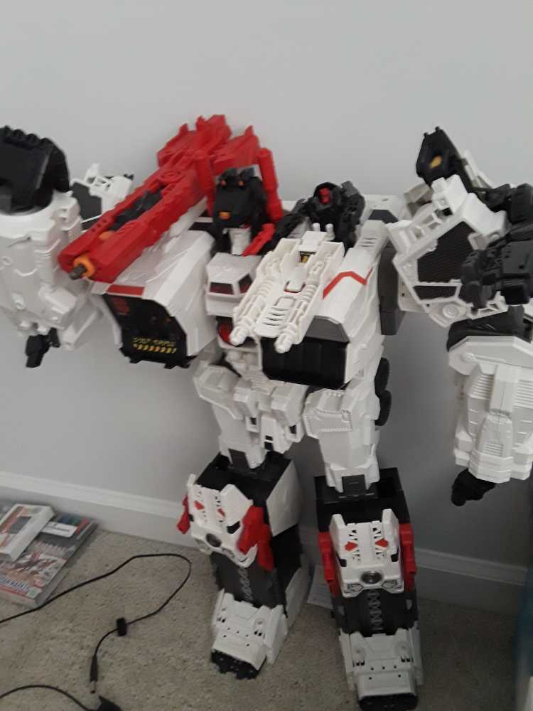 Thrilling 30 Metroplex  - Takara Hasbro action figure collectible - Main Image 2