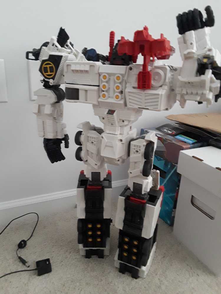 Thrilling 30 Metroplex  - Takara Hasbro action figure collectible - Main Image 3