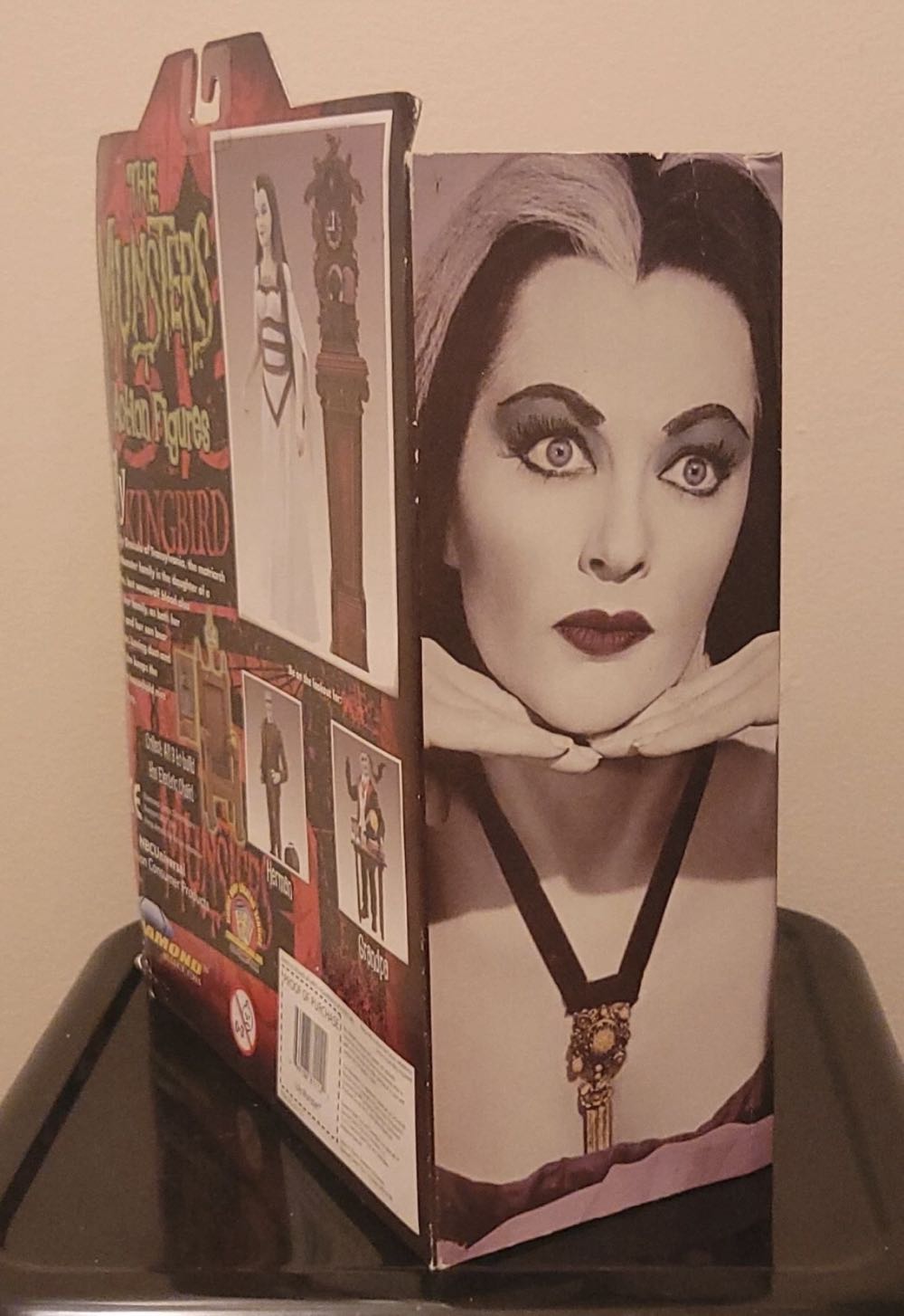 Lily Munster - Diamond Select Toys (Munsters) action figure collectible [Barcode 699788811122] - Main Image 3
