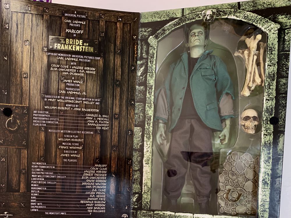Monsters The Bride Of Frankenstein Monster - Sideshow Toy action figure collectible [Barcode 747720202719] - Main Image 2