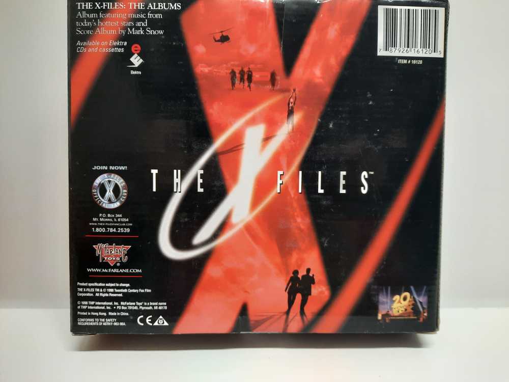 Agent Fox Mulder  , Agent Dana Scully , Attack Alien - The X-Files - McFarlane’s Toys (X-Files) action figure collectible [Barcode 787926161205] - Main Image 2