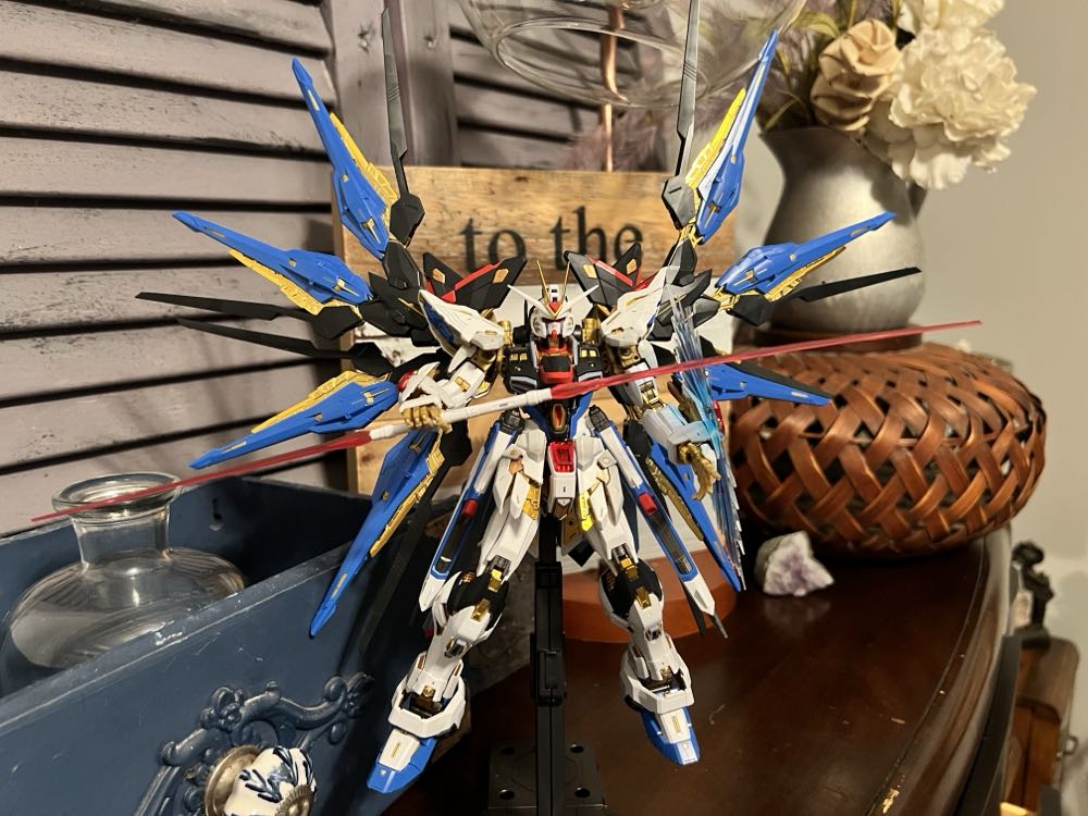 Bandai Hobby Mg Freedom Gundam Ver. 2.0 ”gundam Seed 1 100 Multi-colored 8” Ban204883 - Bandai Japan (Master Grade 1/100) action figure collectible [Barcode 4549660048831] - Main Image 3