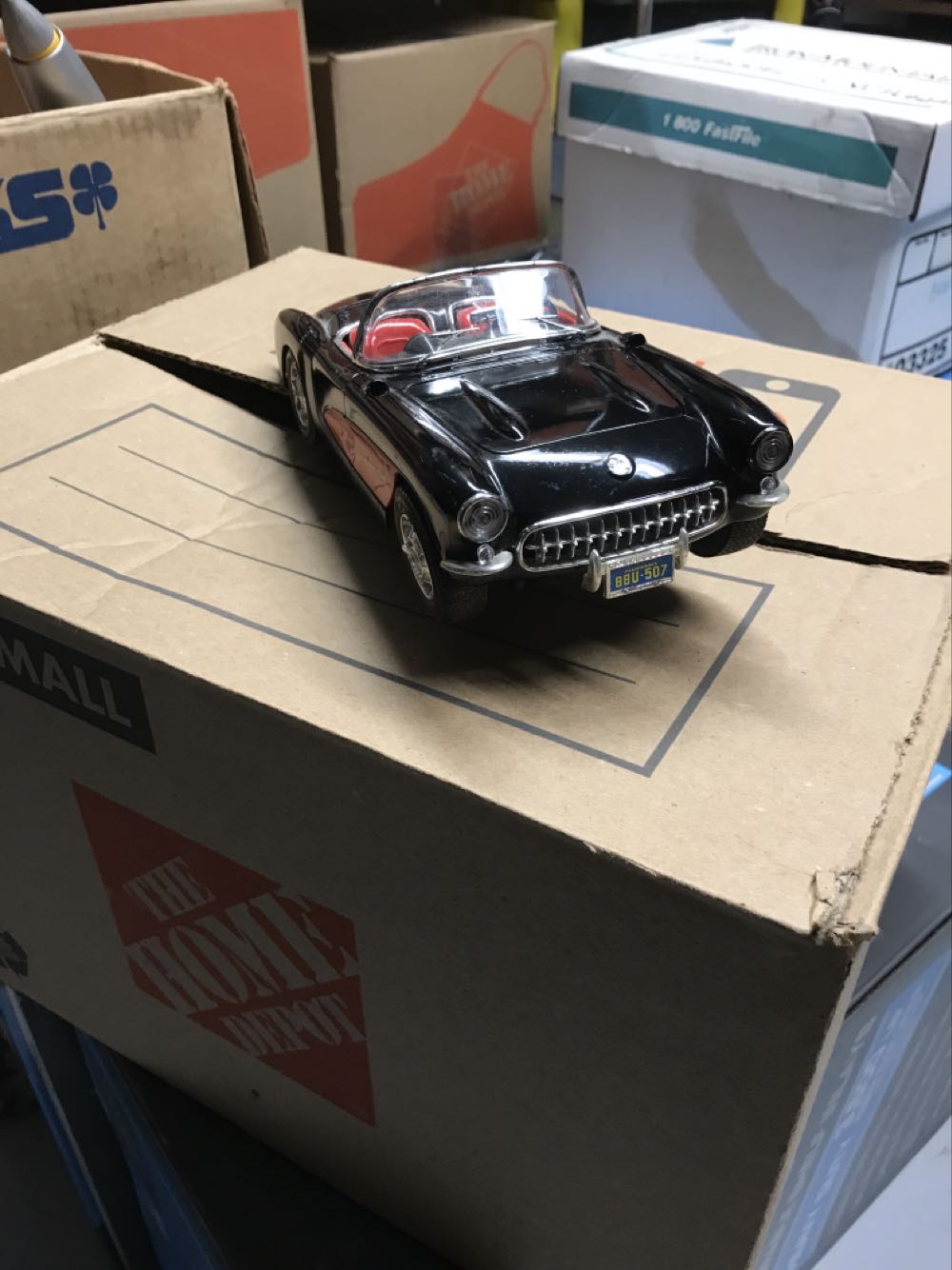 Burago Chevrolet Corvette 1957  action figure collectible - Main Image 2