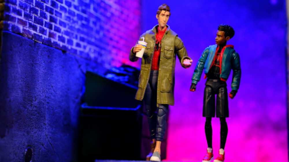 Marvel Legends - Peter B Parker - Hasbro (Legends) (Spider-man: Into the Spider-verse) action figure collectible - Main Image 4