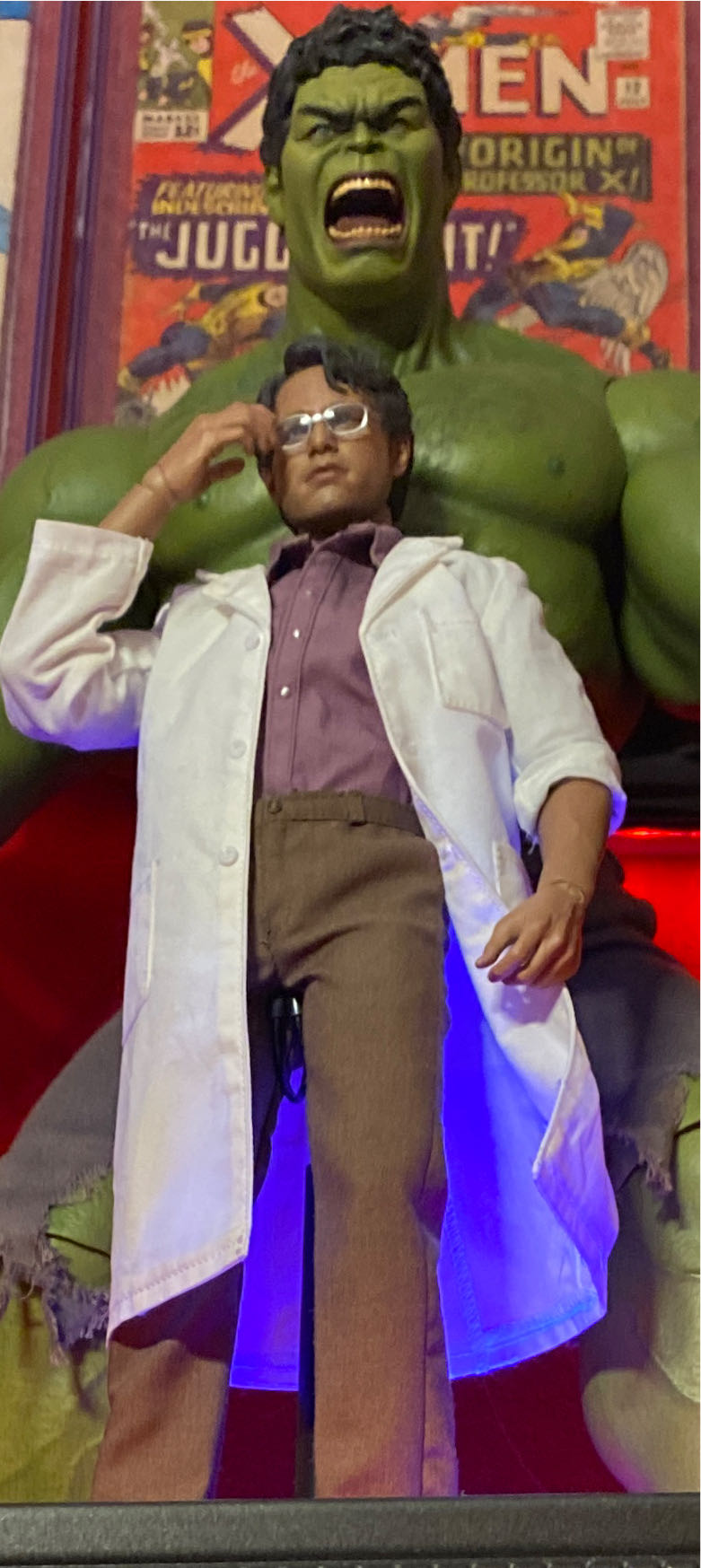 Hot Toys Bruce Banner - Hot Toys / Sideshow (Hot Toys 1/6 Scale Figure) action figure collectible - Main Image 2
