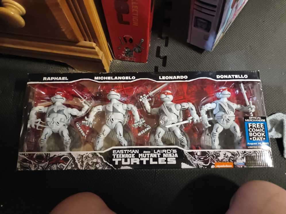 Eastman And Laird’s Teenage Mutant Ninja Turtles - Playmates Toys action figure collectible [Barcode 043377814290] - Main Image 2