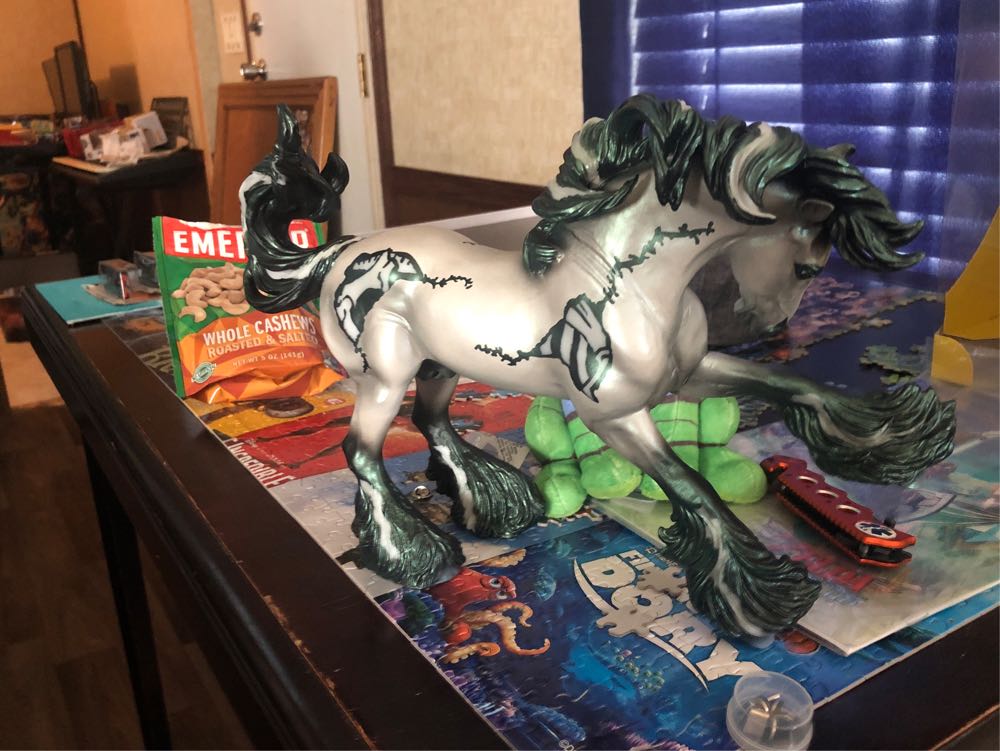 Thriller - Breyer Animal Creations (Halloween) action figure collectible [Barcode 019756018337] - Main Image 4